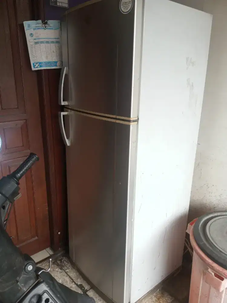 Menerima jual beli kulkas bekas borong atau satuan