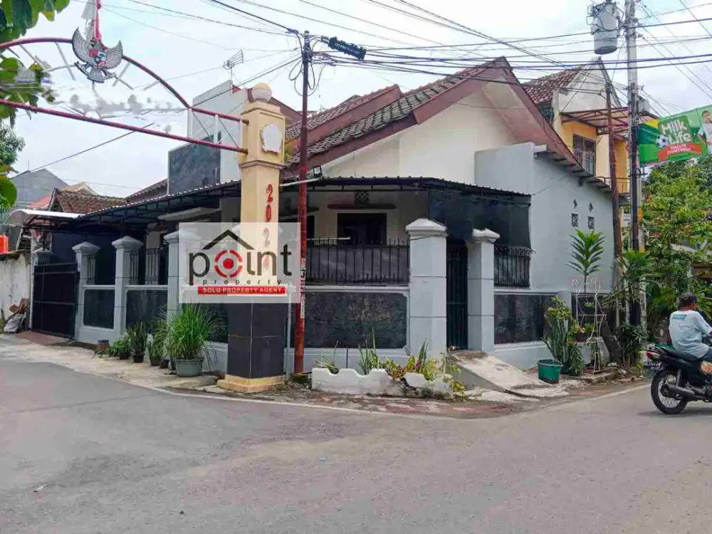 Rumah Bagus Unit di Pojokan dapat 2 jalan di Sumber dekat Manahan Solo