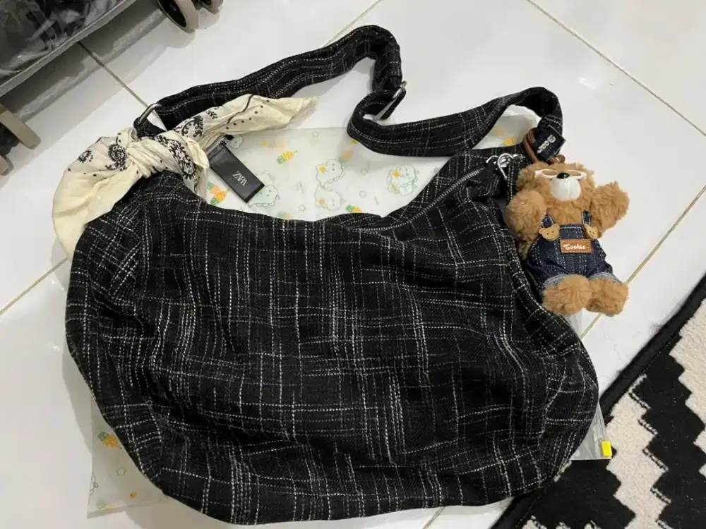 Tas Selempang Zara Black Graphic Authentic Unisex Tetapi aku Belinya