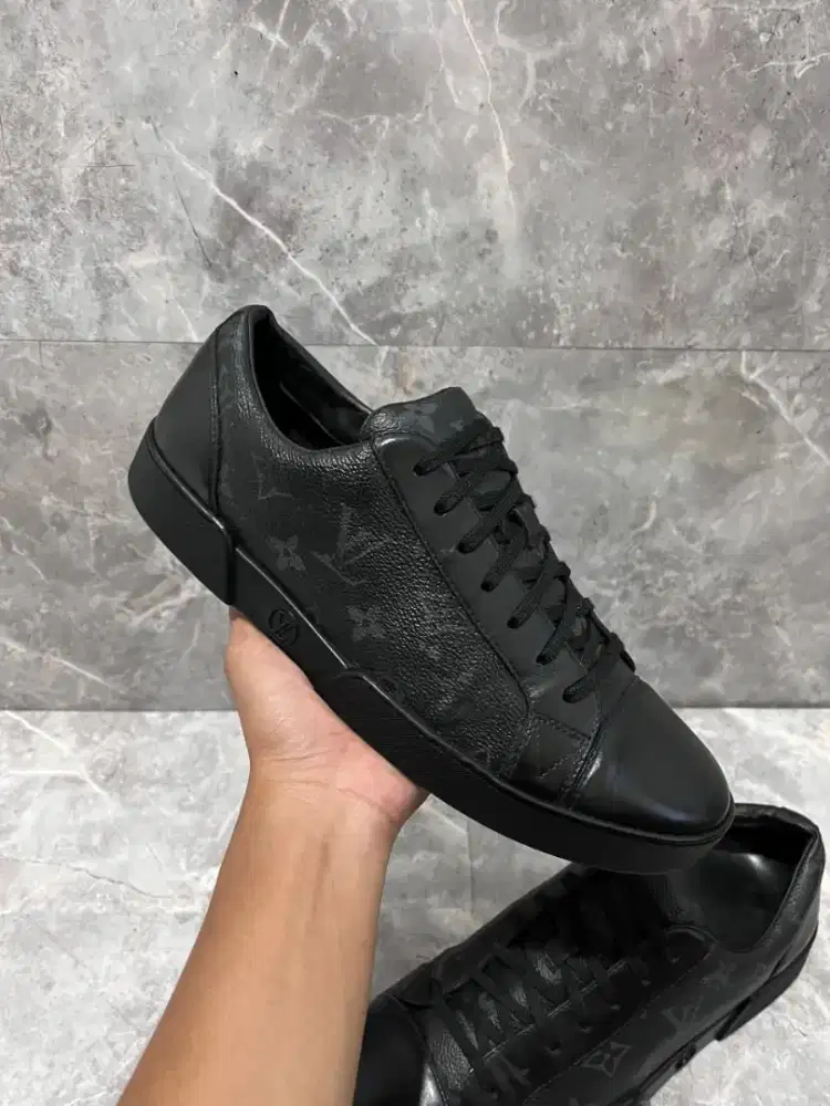 Sepatu pria snakers Louis Vuitton orignal size 40