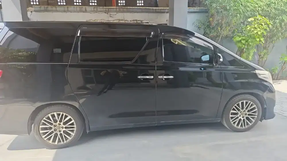 Toyota Alphard G Bensin-AT black