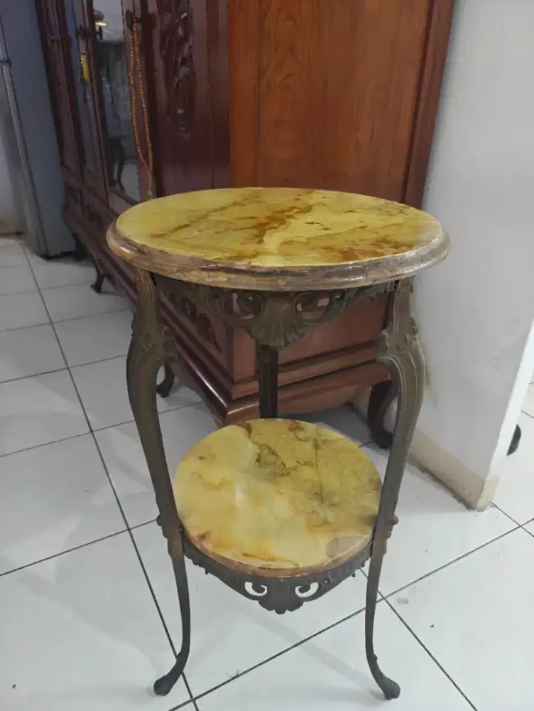 Meja Sudut Hias Batu Onyx Antik Kaki Besi Tempa Gold