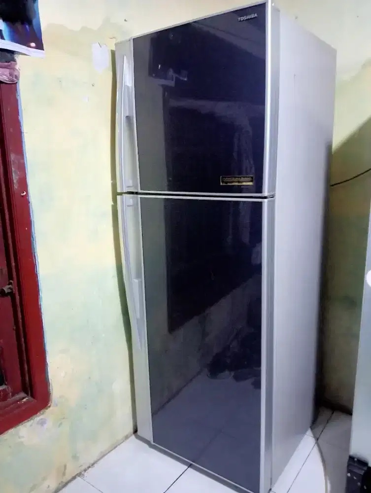 Di jual kulkas Toshiba 2 pintu jumbo