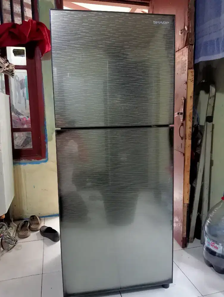 Di jual kulkas Sharp 2 pintu