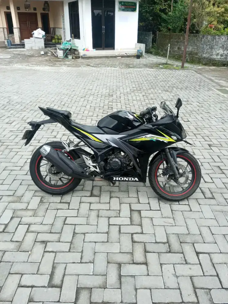 Honda CBR 150R Tahun 2016 Terawat