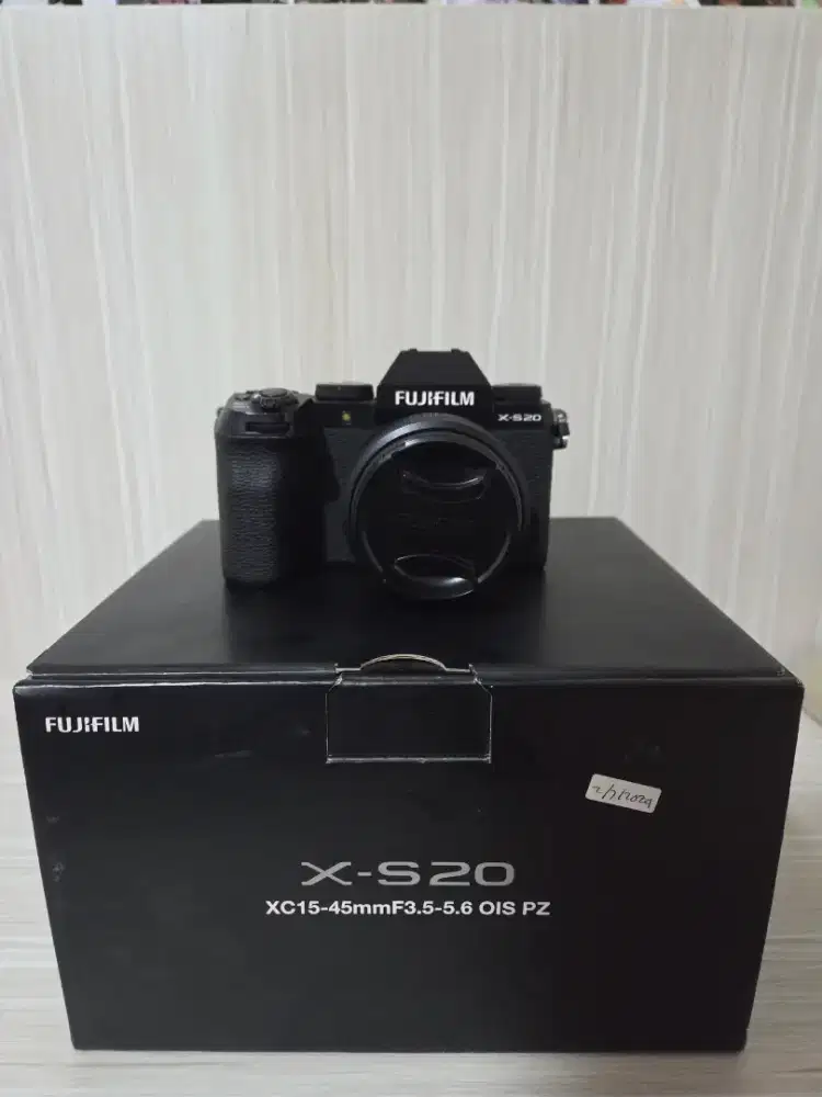 Fujifilm X-S20 with lensa kit XC 15mm- 45mm