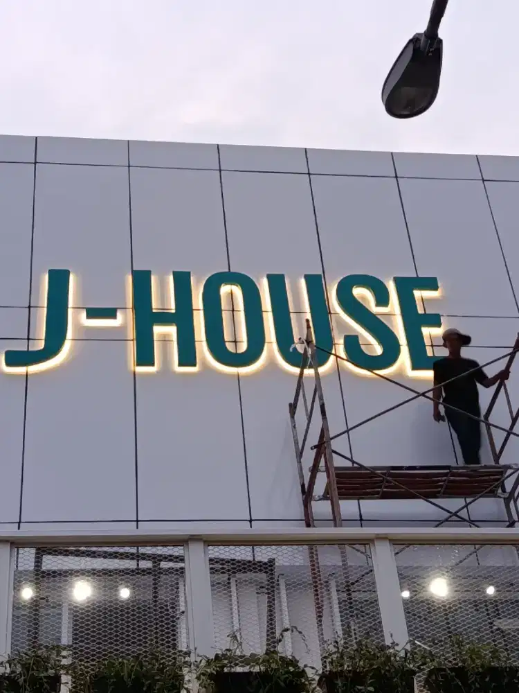 Huruf timbul & neon box