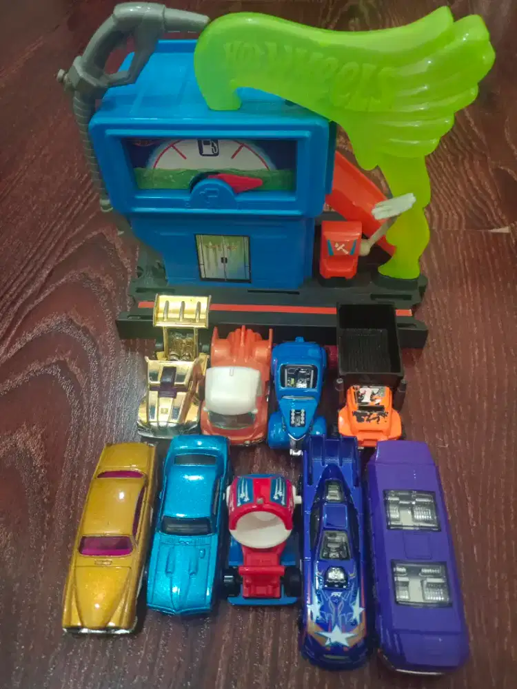 Hot Wheels Playset Downtown Toxic Fuel Stop + 9 pcs Hot Wheels Loose