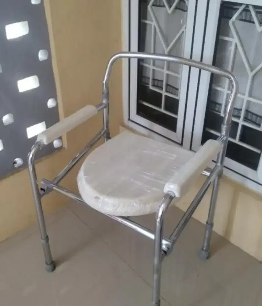 Alat bantu buang air portable