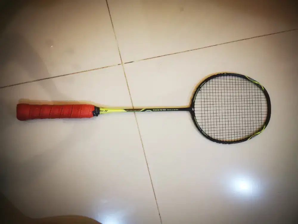 Dijual 2 raket yonex voltric dan yonex nano speed