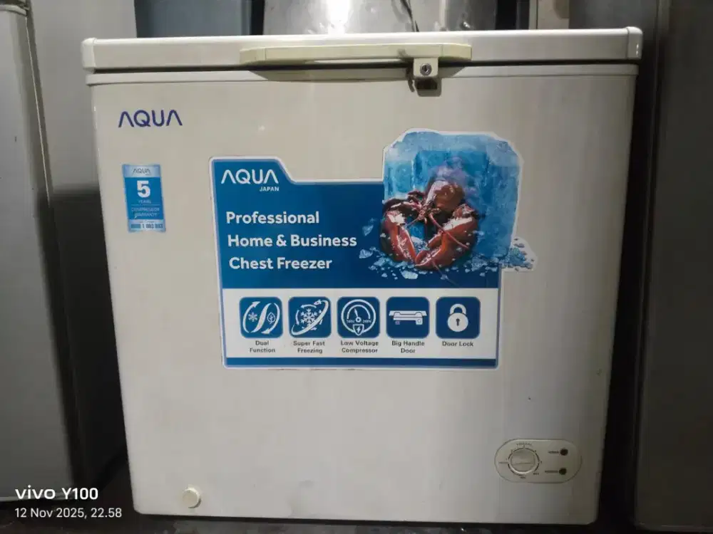 Freezer box merek Aqua 200 L