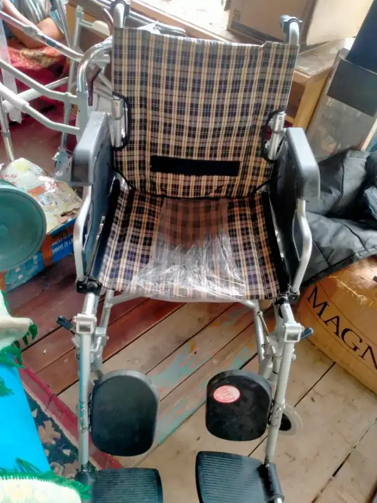 Kesehatan/alat bantu/kursi roda