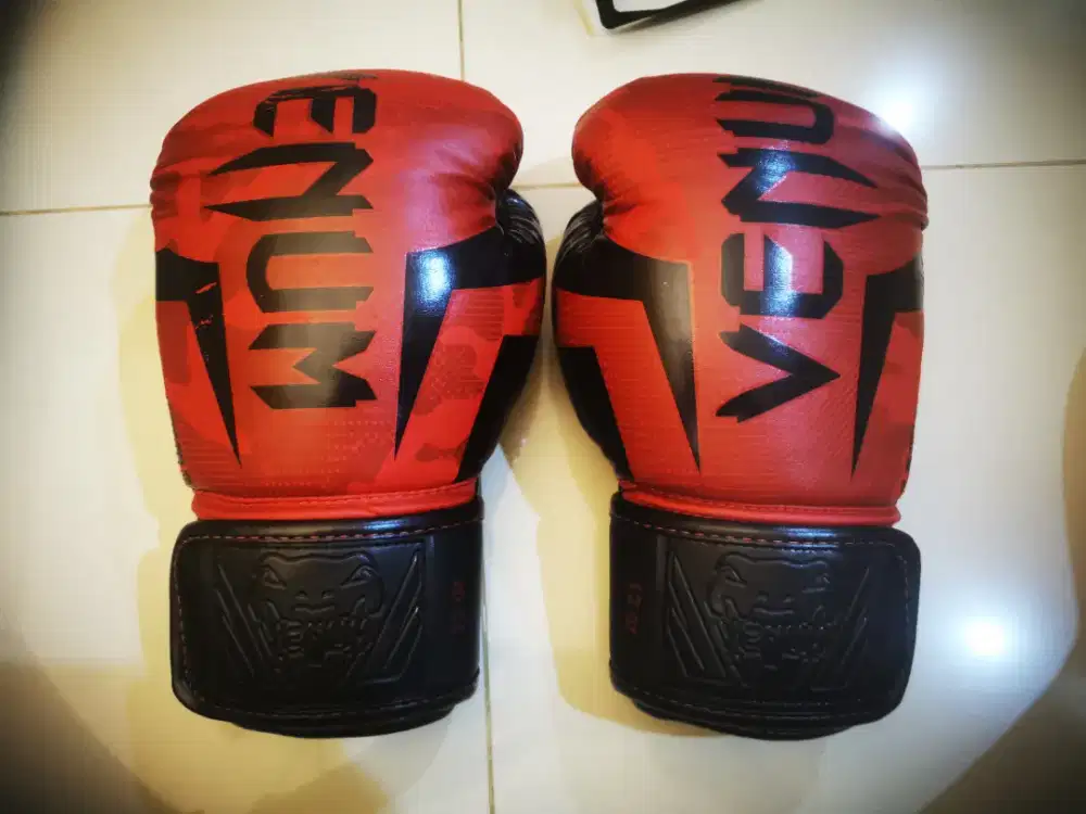 Venum elite boxing glove 12oz red camo