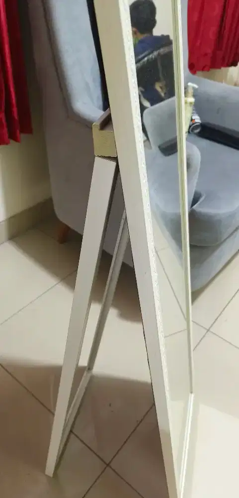 Cermin standing/berdiri kris bow. Bisa untuk rumah, salon & klinik