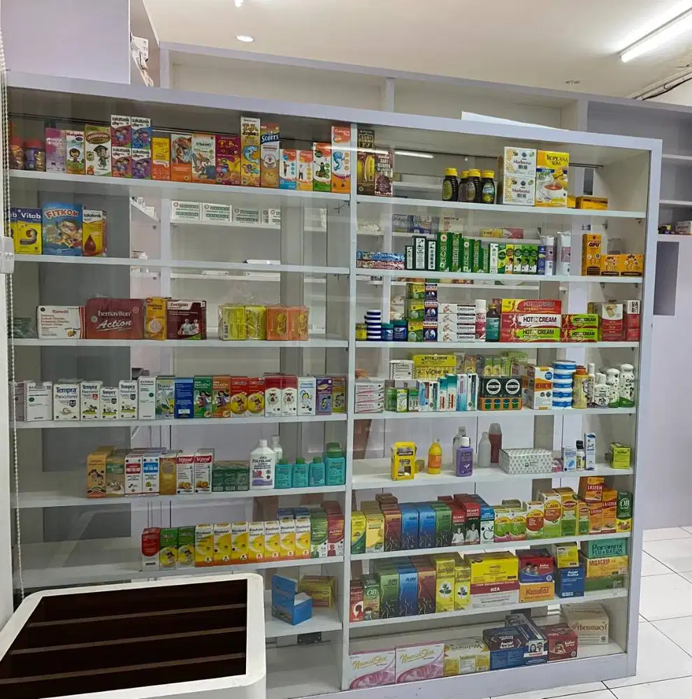 Etalase Kaca bingkai kayu untuk Apotek uk 1,8x2M - kondisi bagus