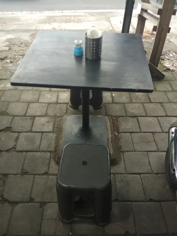 Meja makan saja, tidak termasuk kursi ya