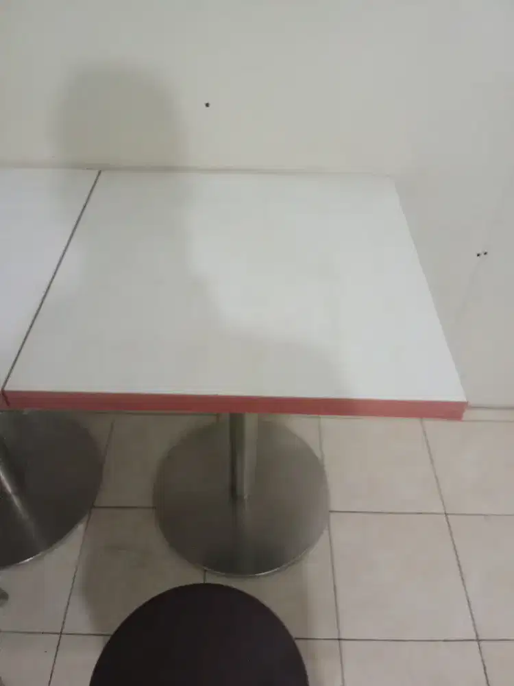 Meja makan saja, tidak termasuk kursi