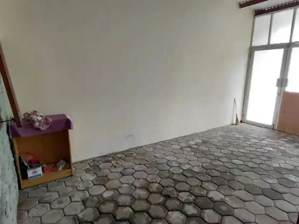 DISEWAKAN RUMAH TERAWAT DAN STRATEGIS NYAMAN SIAP HUNI