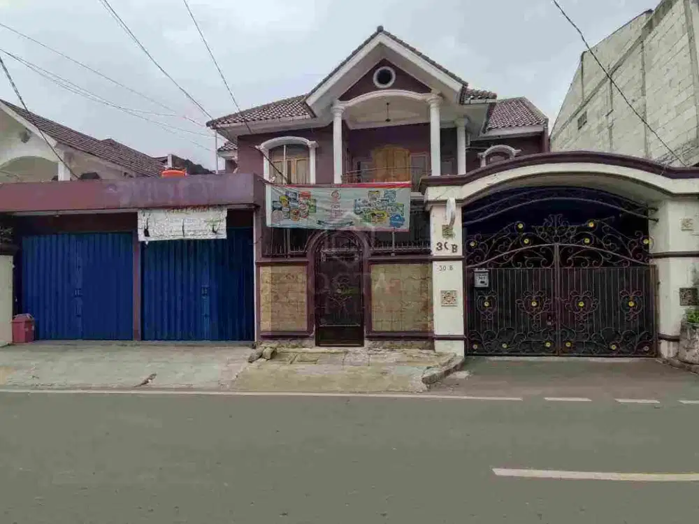 Di Jual Rumah + 3 Ruko dan Kolam Renang di Duren Sawit Jakarta Timur