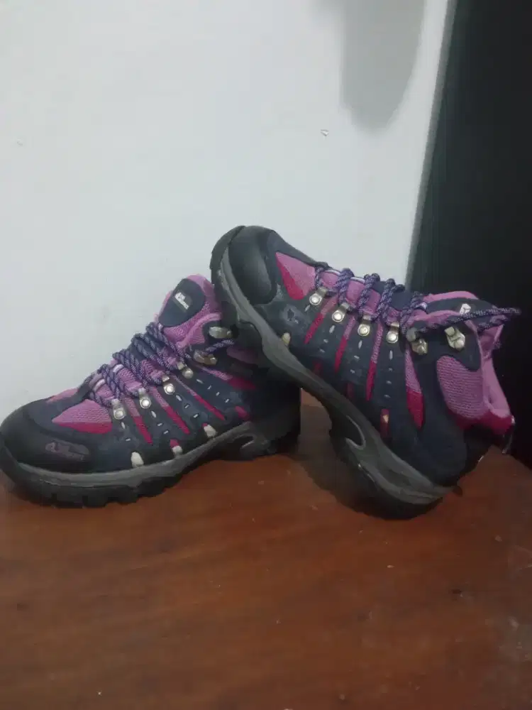 Sepatu outdoor size 40