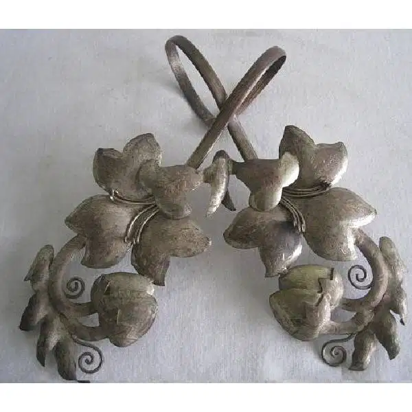 kuno sepasang penjepit kelambu silver motif bunga