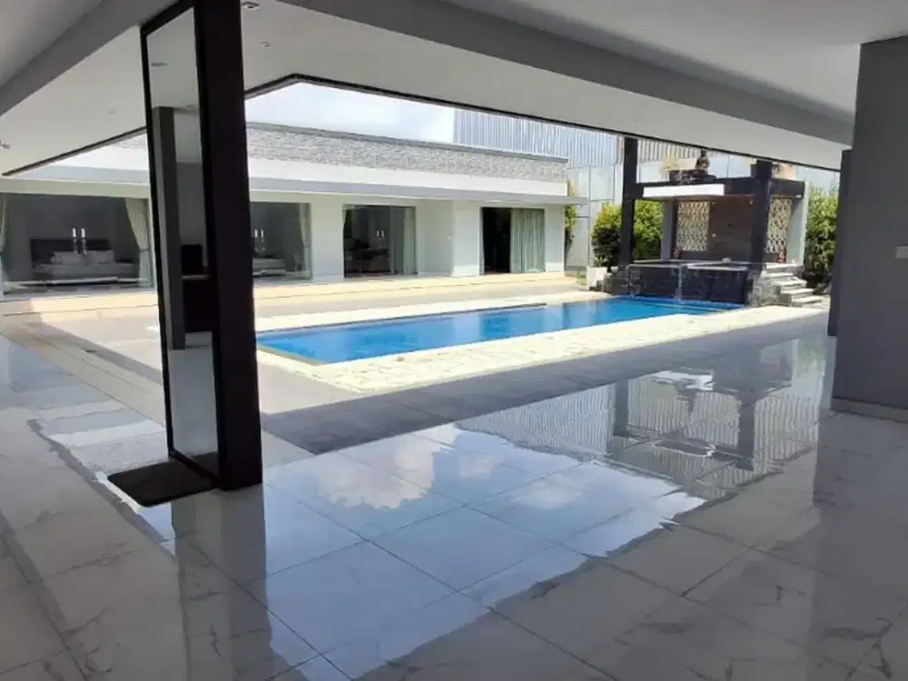 Villa Semi Furnished 6 Kamar Tidur Disewakan, di Sanur, Denpasar Area