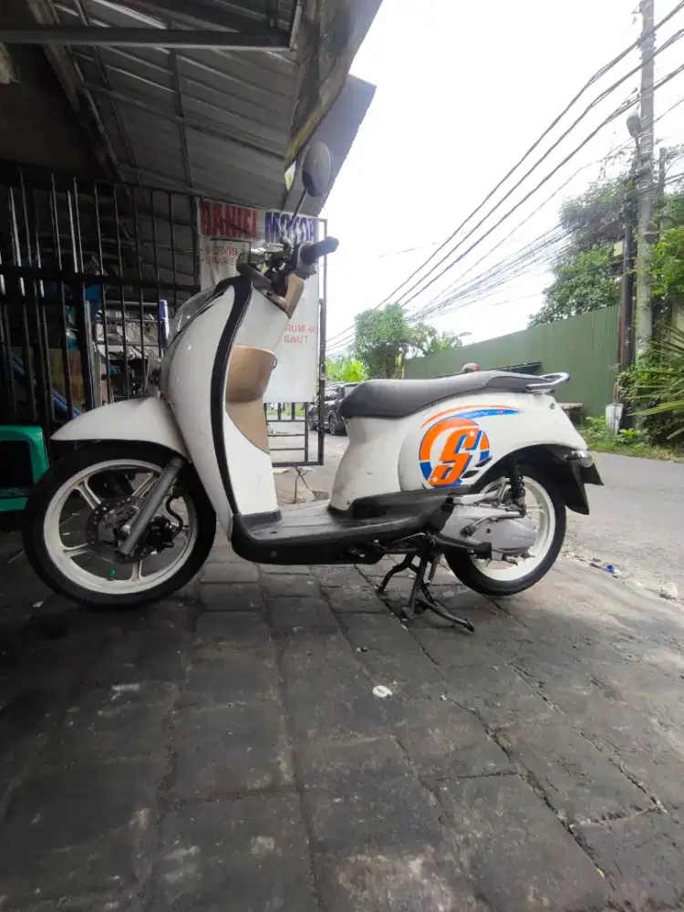 Dijual CEPAT Motor Honda Scoopy Putih Tahun 2019 - Surat Lengkap