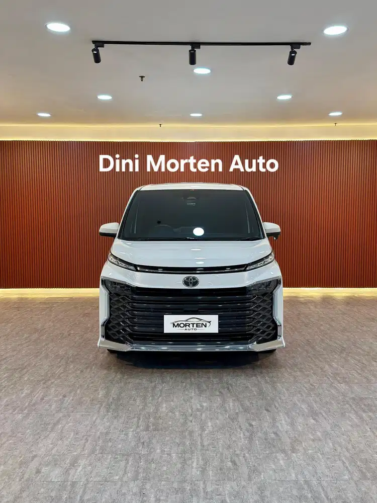 (KM 11rb) Toyota Voxy 2.0 at 2023 mobil seperti baru