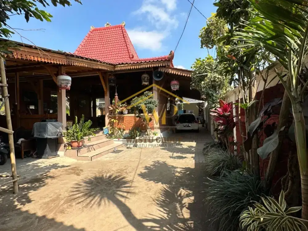 Rumah Joglo dengan Tanah Luas Dijual di Area Pakem