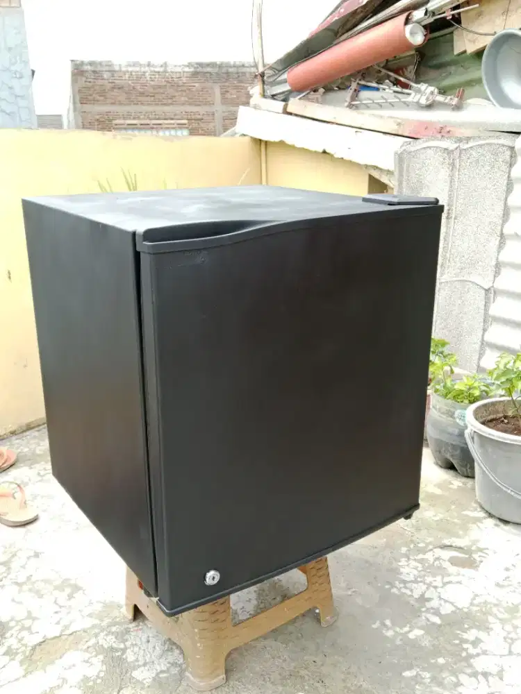 KULKAS MINIBAR SANYO MULU BEKU DINGIN