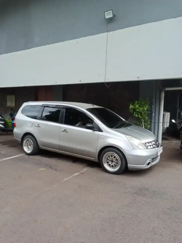Nisan Grand Livina XV 2013
