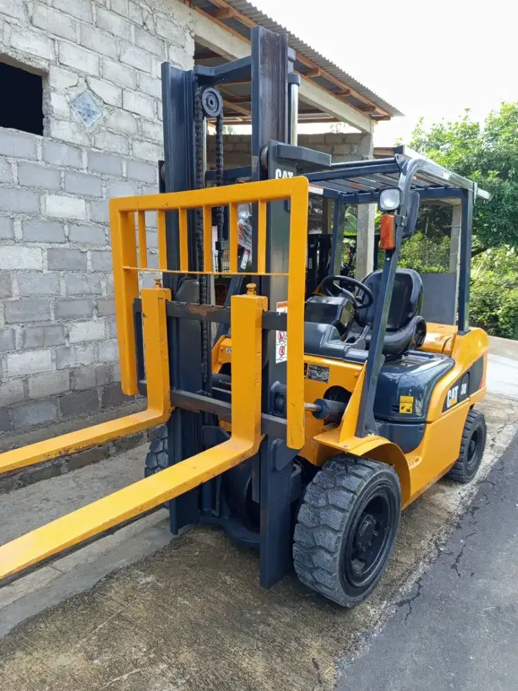Forklift 3 Ton Caterpillar 2020 jos gandos