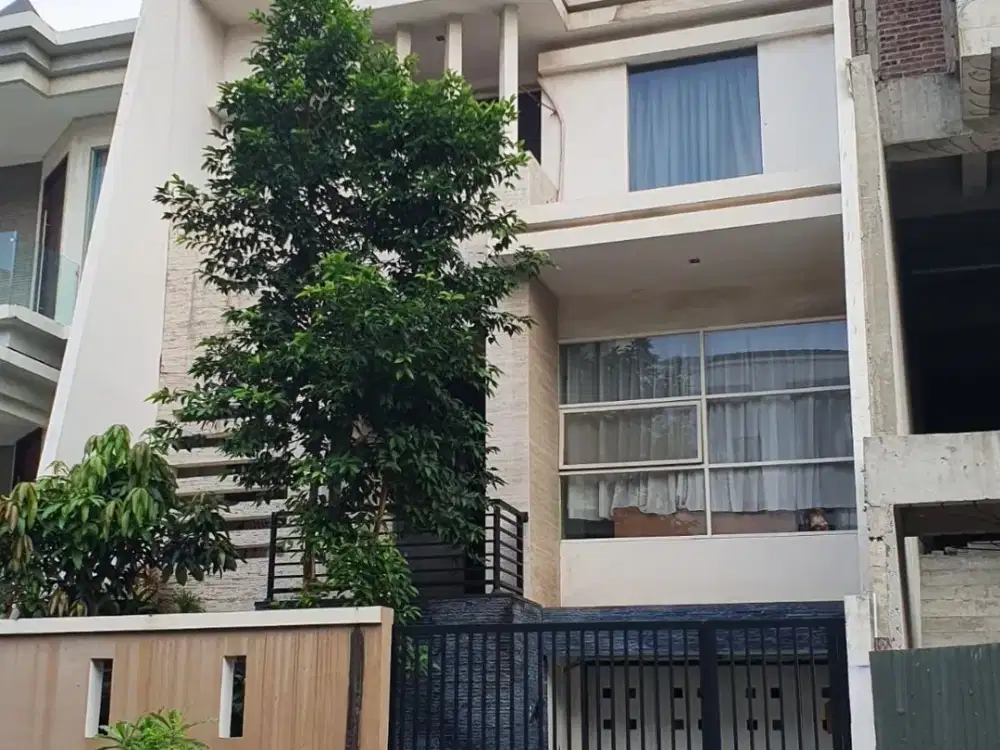 Rumah Manyar Permai PIK 8x25 4+1KT Semi Furnished Ada Gazebo BBQ