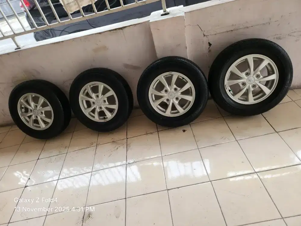 Velg R14 oem/asli avanza all new
No cacat 90% Komplit ban 185/70/R14