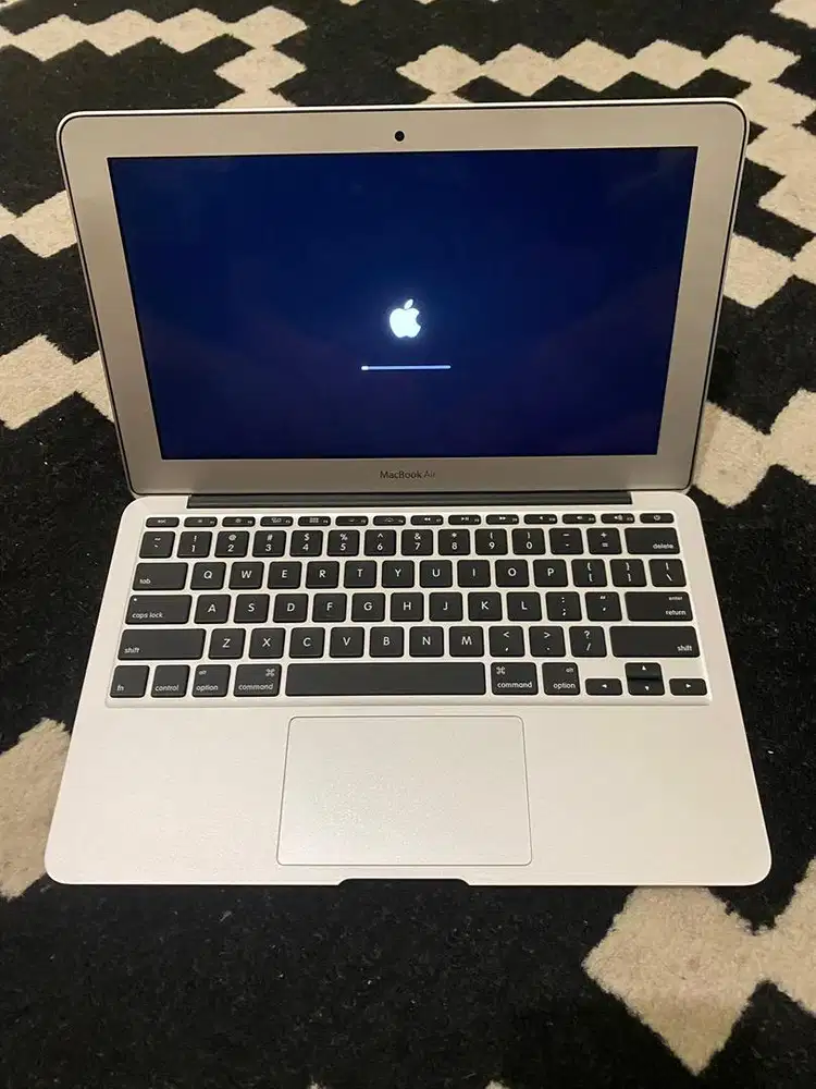 MacBook Air 11 inch ram 4gb SSD 250gb Core i5 mulus no minus