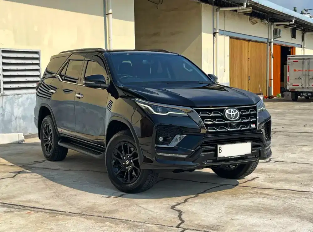 DP 30jt Fortuner 2.8 GR Sport 2022 Vrz Diesel 4x2 Hitam Toyota New TT