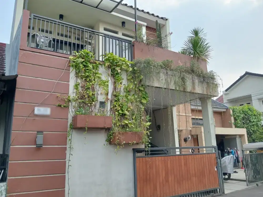 Rumah 2 Lt istimewa minim renovasi lokasi Ciamik Jl. Sepakat Cipayung jakarta timur