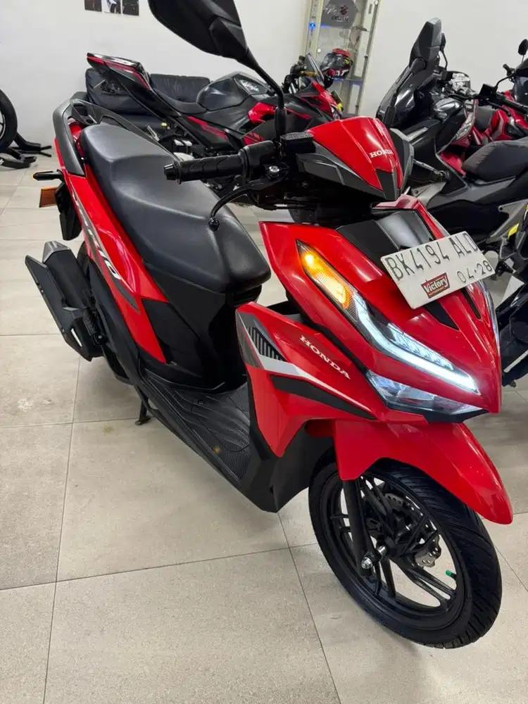 Honda Vario 125 CBS 2023 warna Merah Hitam Gen 2 Terbaru Motor Matic
