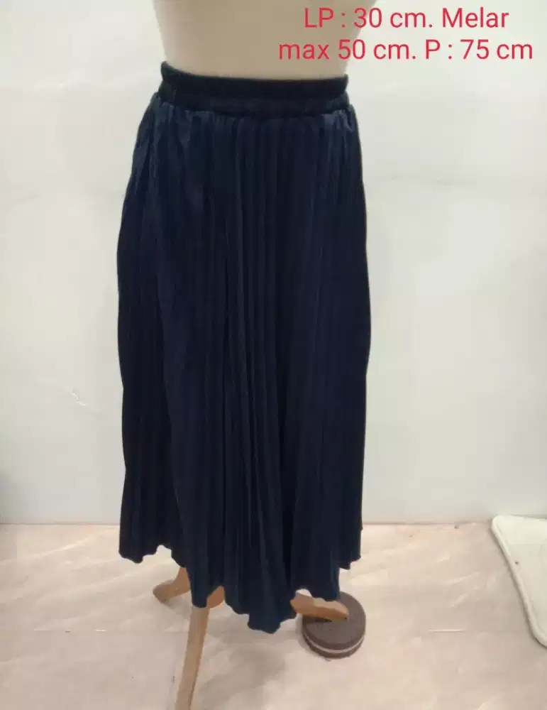 Rok Plisket Biru Navy Preloved