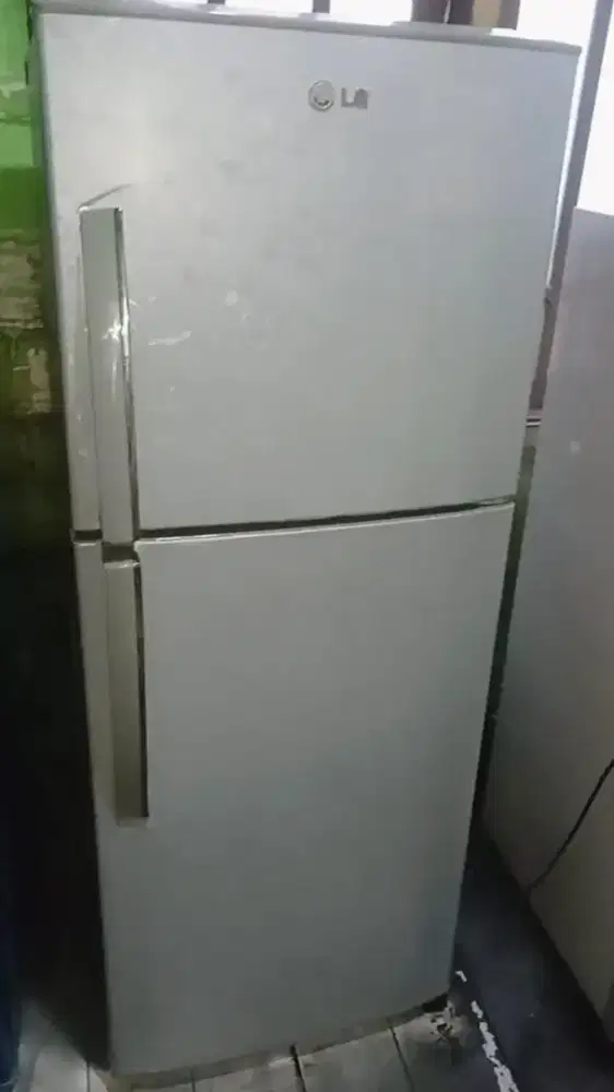 Kulkas 2pintu LG siap pakai,masih orisinil.