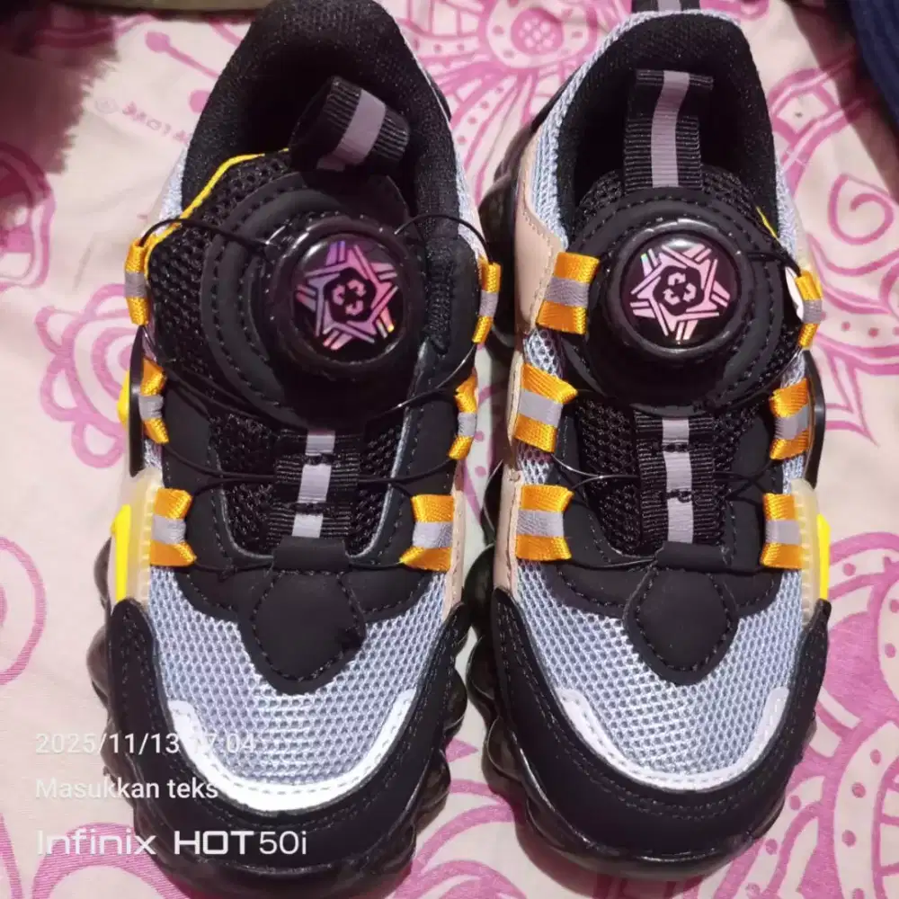 Sepatu sekolah anak laki laki