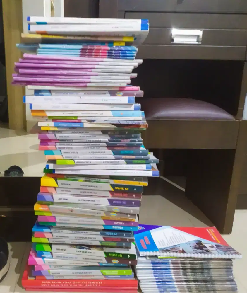 Jual buku bekas, kondisi baik, untuk anak SMP kelas 7-9 murmer aja