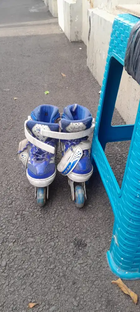 Jual sepatu roda warna biru gak bisa jauh-jauh