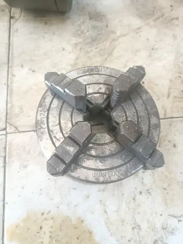 Chuck bubut 5 inchi 4 kaki seperti baru