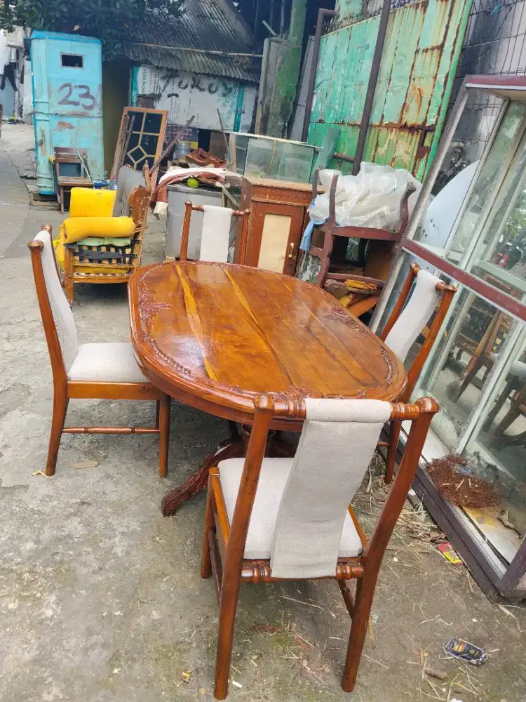 Meja makan Jati berikut dengan bangku bangkunya