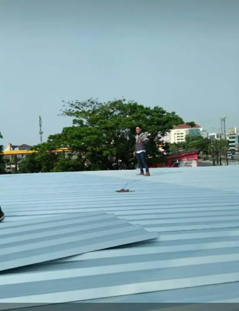 Perbaikan atap bocor dan renovasi