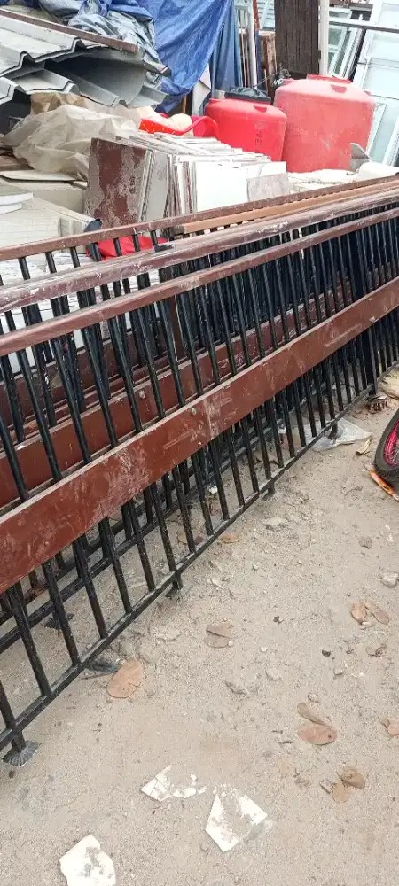 Railing balkon variasi papan tinggi 80 cm