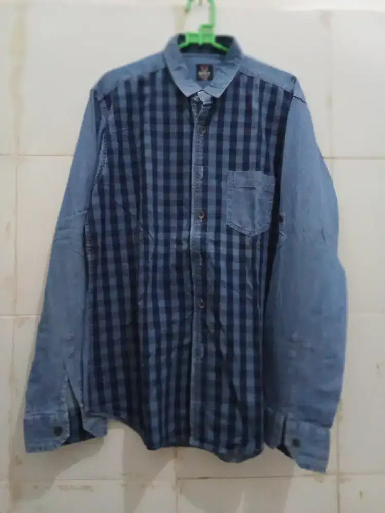 Kemeja motif kotak kotak