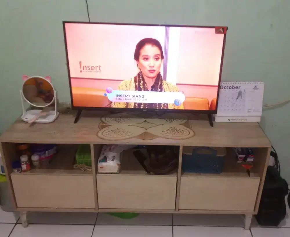Elektronik tv tcl 32 in plus meja tv kayu