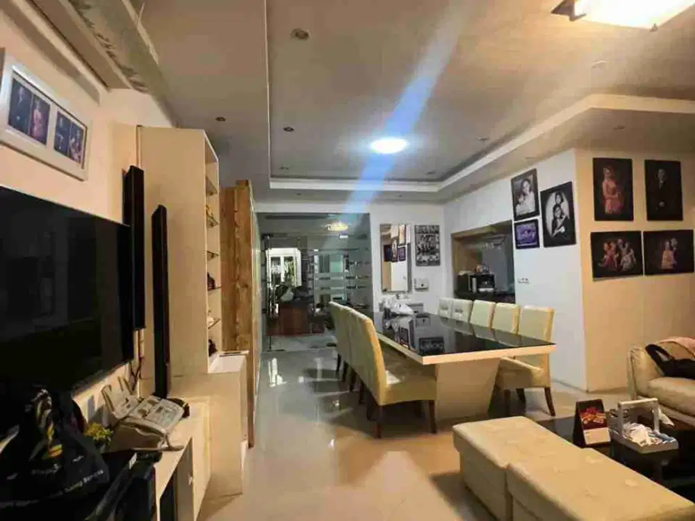 Rumah Luas dan Mewah Ada Kolam Renang beserta Furnished siap Huni